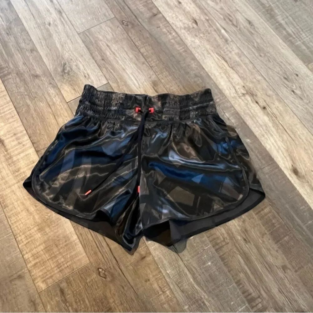 Athleta Tenacity 5" Shorts, size S - Picture 3 of 9